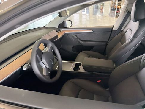 Used 2025 Tesla Model Y Long Range RWD image 10