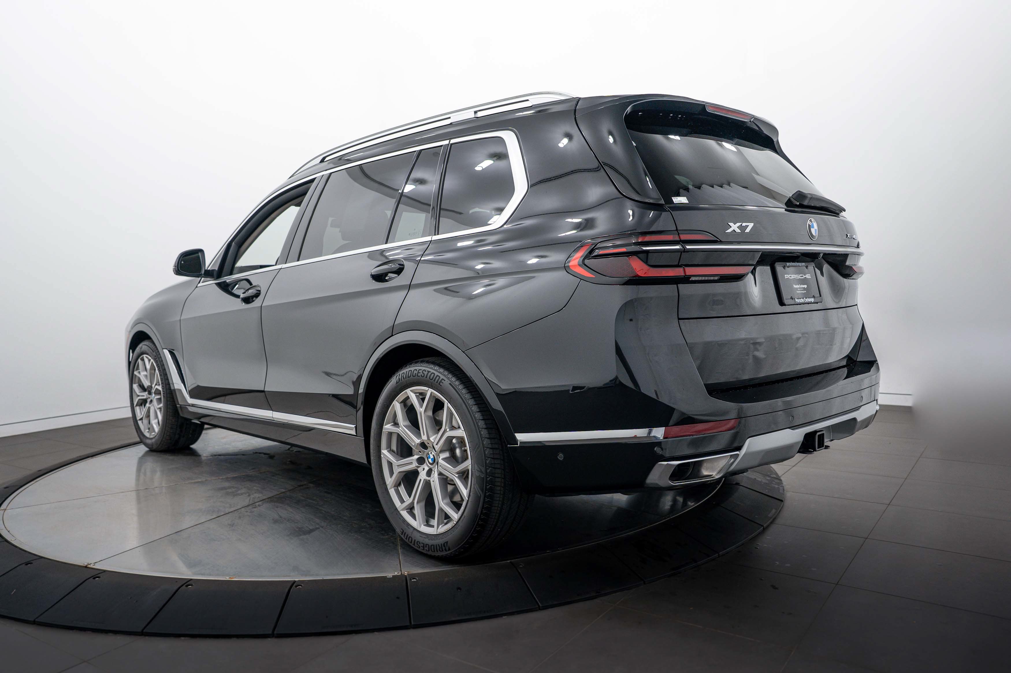 Used 2025 BMW X7 xDrive40i w/ Premium Package AWD/4WD image 3