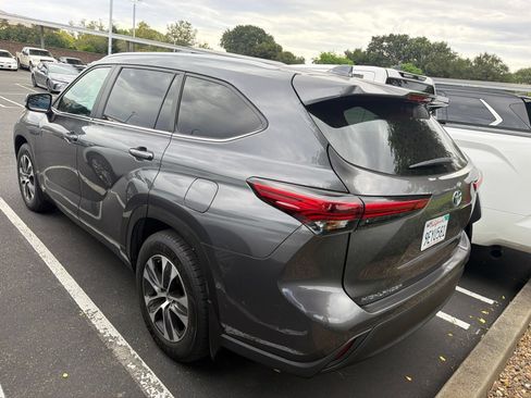 Used 2023 Toyota Highlander XLE AWD/4WD image 5