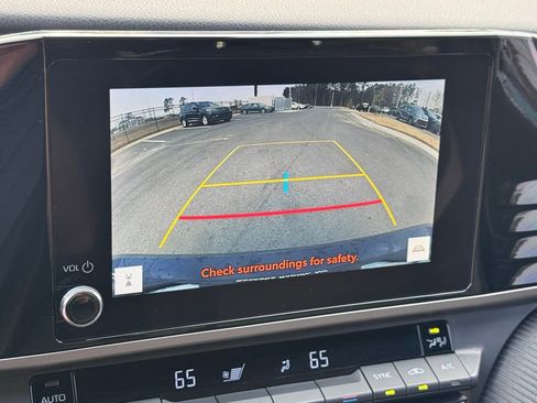 Used 2025 Toyota Camry SE w/ Convenience Package image 13