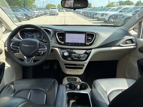 Used 2023 Chrysler Pacifica Touring-L FWD image 19