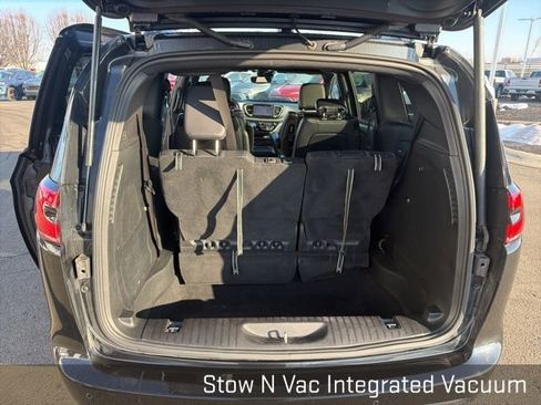 Used 2022 Chrysler Pacifica Touring-L w/ Uconnect Theater Family Group image 24