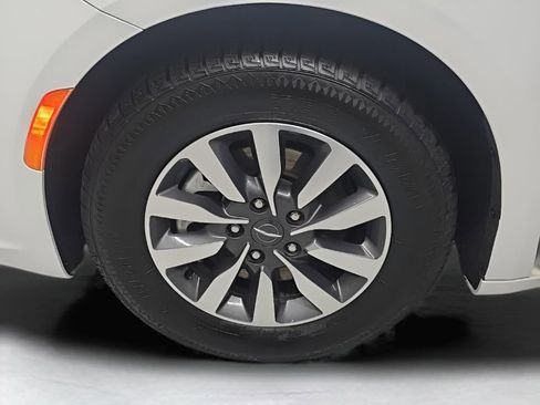 Used 2023 Chrysler Pacifica Touring-L image 31