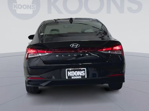 Used 2023 Hyundai Elantra SEL w/ Preferred Accessory Package FWD image 10