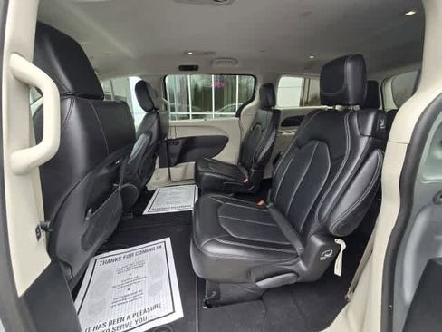 Used 2024 Chrysler Pacifica Touring-L FWD image 16