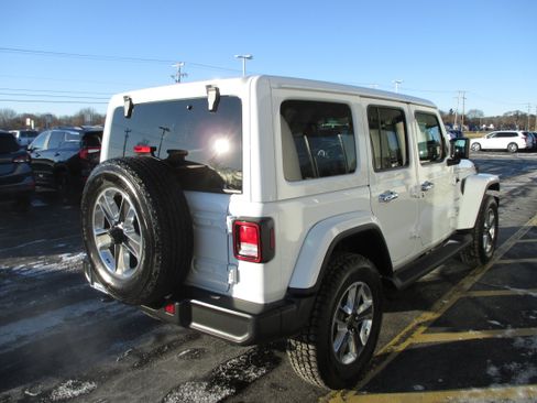 Used 2021 Jeep Wrangler Unlimited Sahara image 5