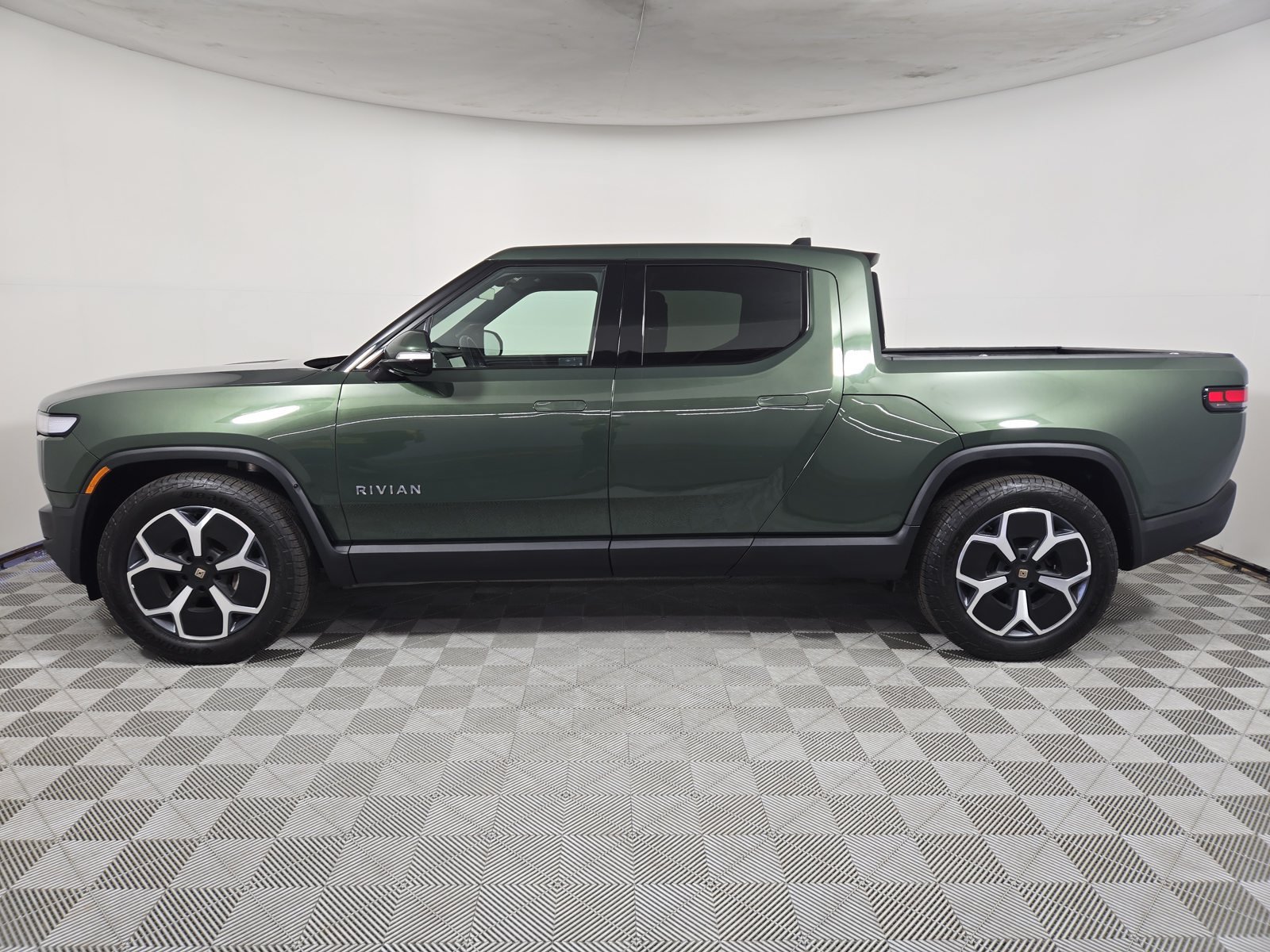 Used 2024 Rivian R1T Adventure Dual AWD/4WD image 2