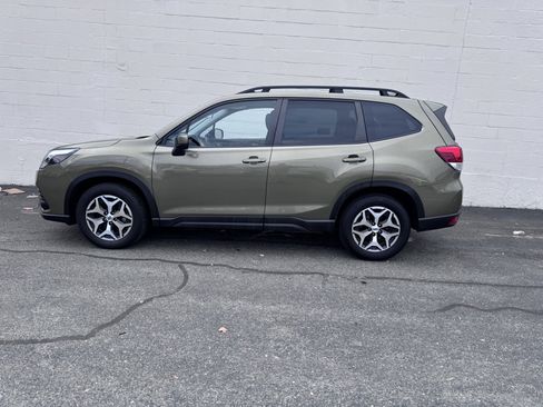 Used 2023 Subaru Forester Premium image 2