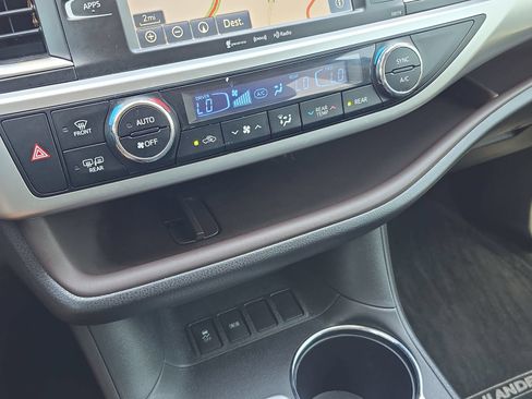 Used 2017 Toyota Highlander XLE FWD image 21