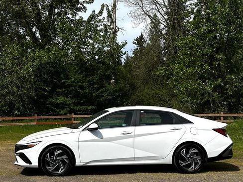 Certified 2025 Hyundai Elantra SEL FWD image 5