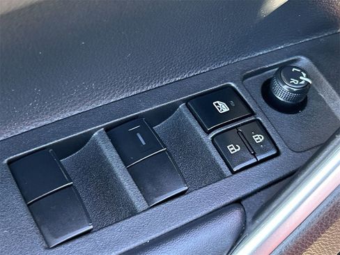 Used 2022 Toyota Corolla Cross XLE image 18