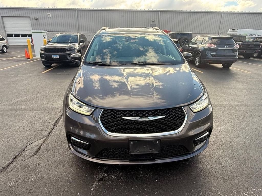 Used 2022 Chrysler Pacifica Touring-L FWD image 3