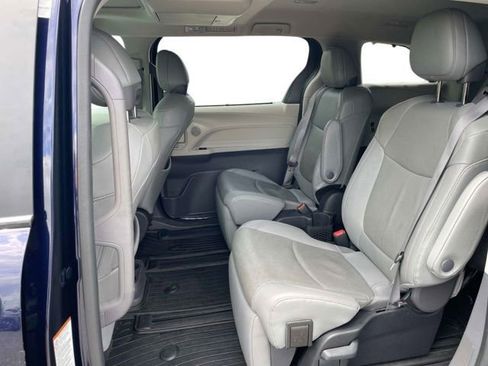 Used 2023 Toyota Sienna Limited FWD image 10