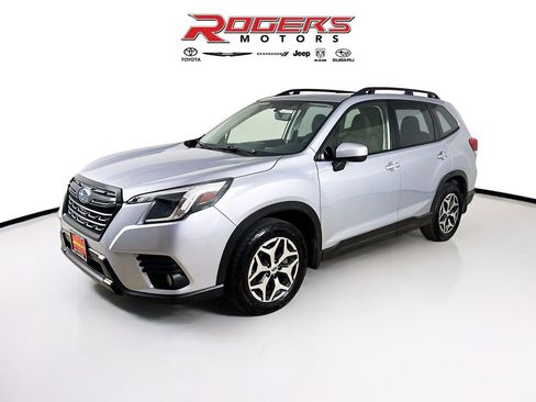 Used 2023 Subaru Forester Premium image 3