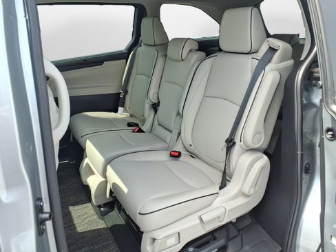 New 2026 Honda Odyssey Touring image 9