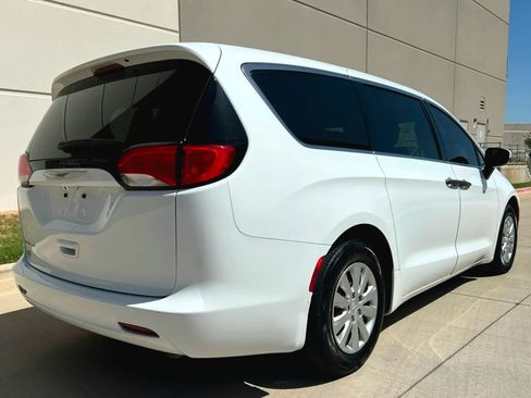 Used 2020 Chrysler Voyager L FWD image 7