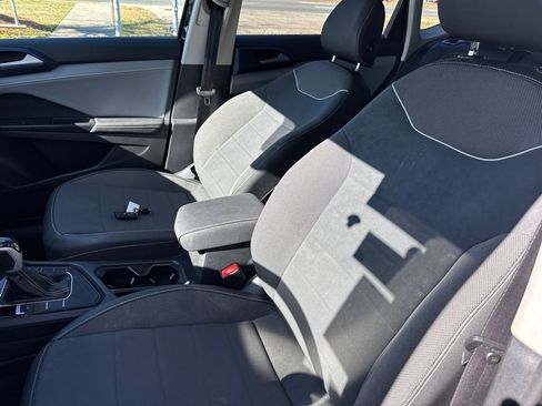 Used 2024 Volkswagen Taos SE image 8