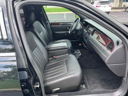 Used 2008 Lincoln Town Car Executive RWD image 22