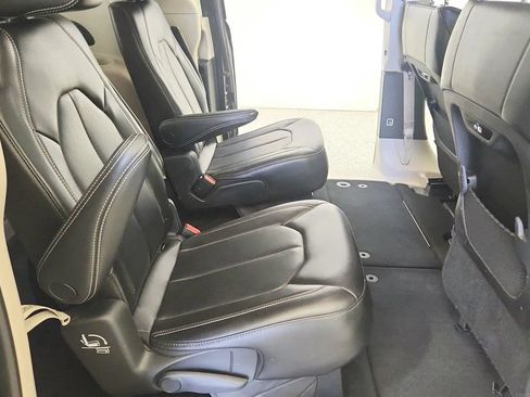 Used 2023 Chrysler Pacifica Touring-L FWD image 30