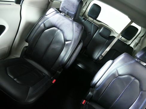 Used 2021 Chrysler Pacifica Touring-L FWD image 12