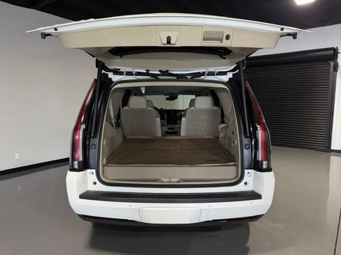 Used 2019 Cadillac Escalade Luxury AWD/4WD image 12