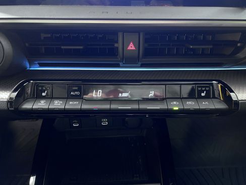Used 2024 Toyota Prius XLE FWD image 21