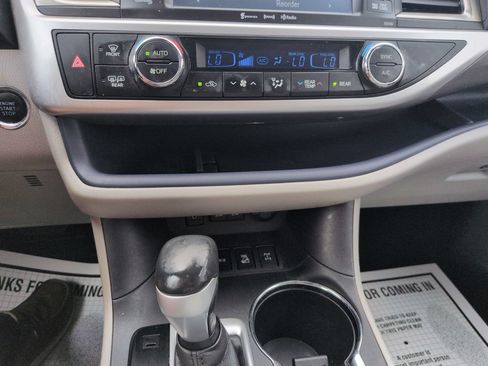 Used 2017 Toyota Highlander Limited AWD/4WD image 18