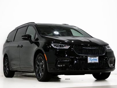New 2026 Chrysler Pacifica Limited w/ S Appearance Package
