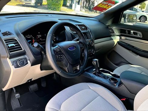 Used 2018 Ford Explorer XLT image 17