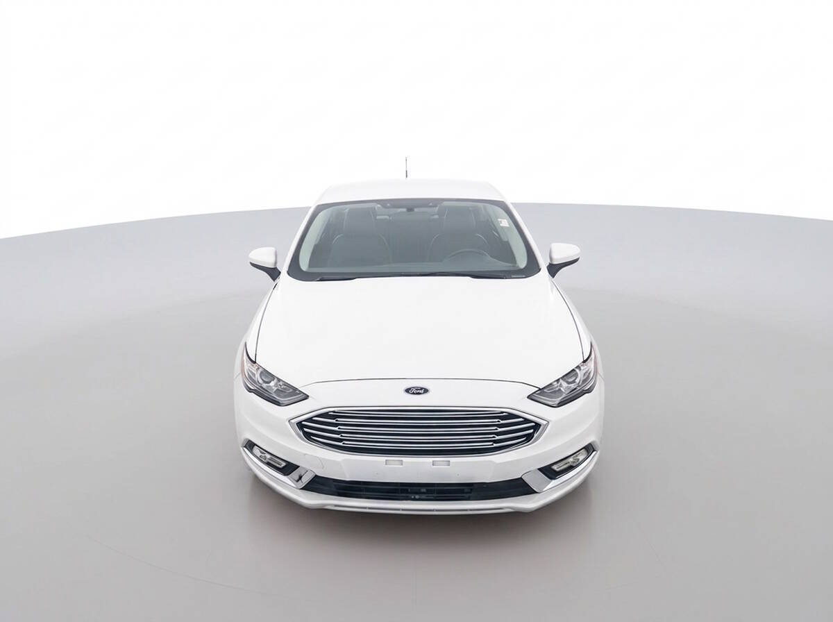 Used 2018 Ford Fusion SE w/ Equipment Group 201A FWD image 2