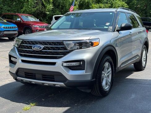 Used 2024 Ford Explorer XLT w/ Equipment Group 202A AWD/4WD image 9