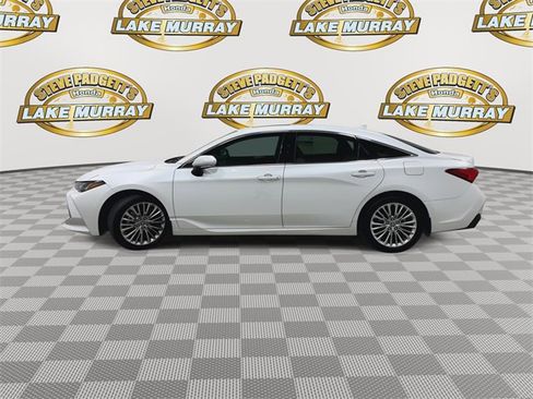 Used 2019 Toyota Avalon Limited image 8