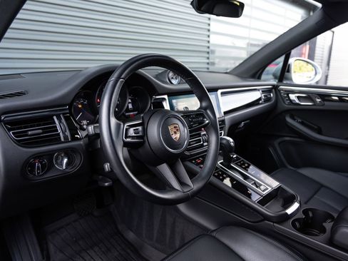 Certified 2025 Porsche Macan AWD/4WD image 4