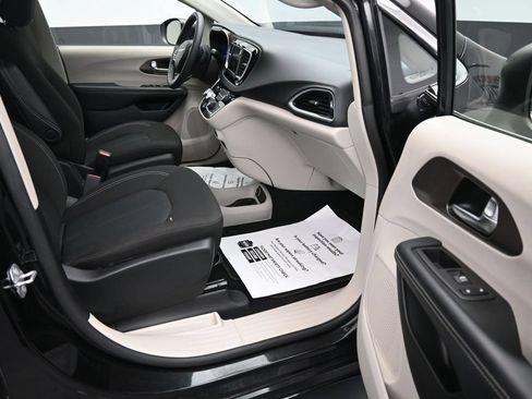 Used 2023 Chrysler Voyager LX FWD image 13