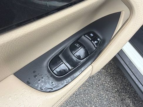 Used 2017 Nissan Rogue SV FWD image 22