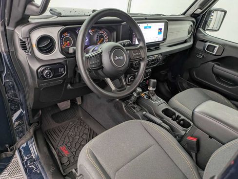 Used 2025 Jeep Gladiator Sport AWD/4WD image 2