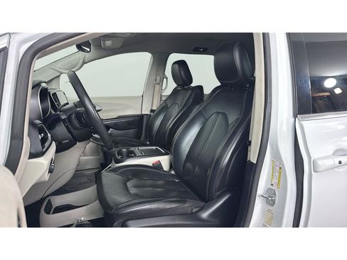Used 2022 Chrysler Pacifica Touring-L FWD image 11