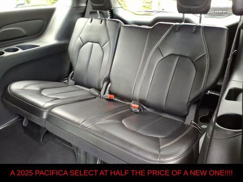 Used 2025 Chrysler Pacifica Select FWD image 12