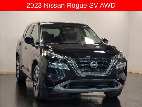Used 2023 Nissan Rogue SV image 2
