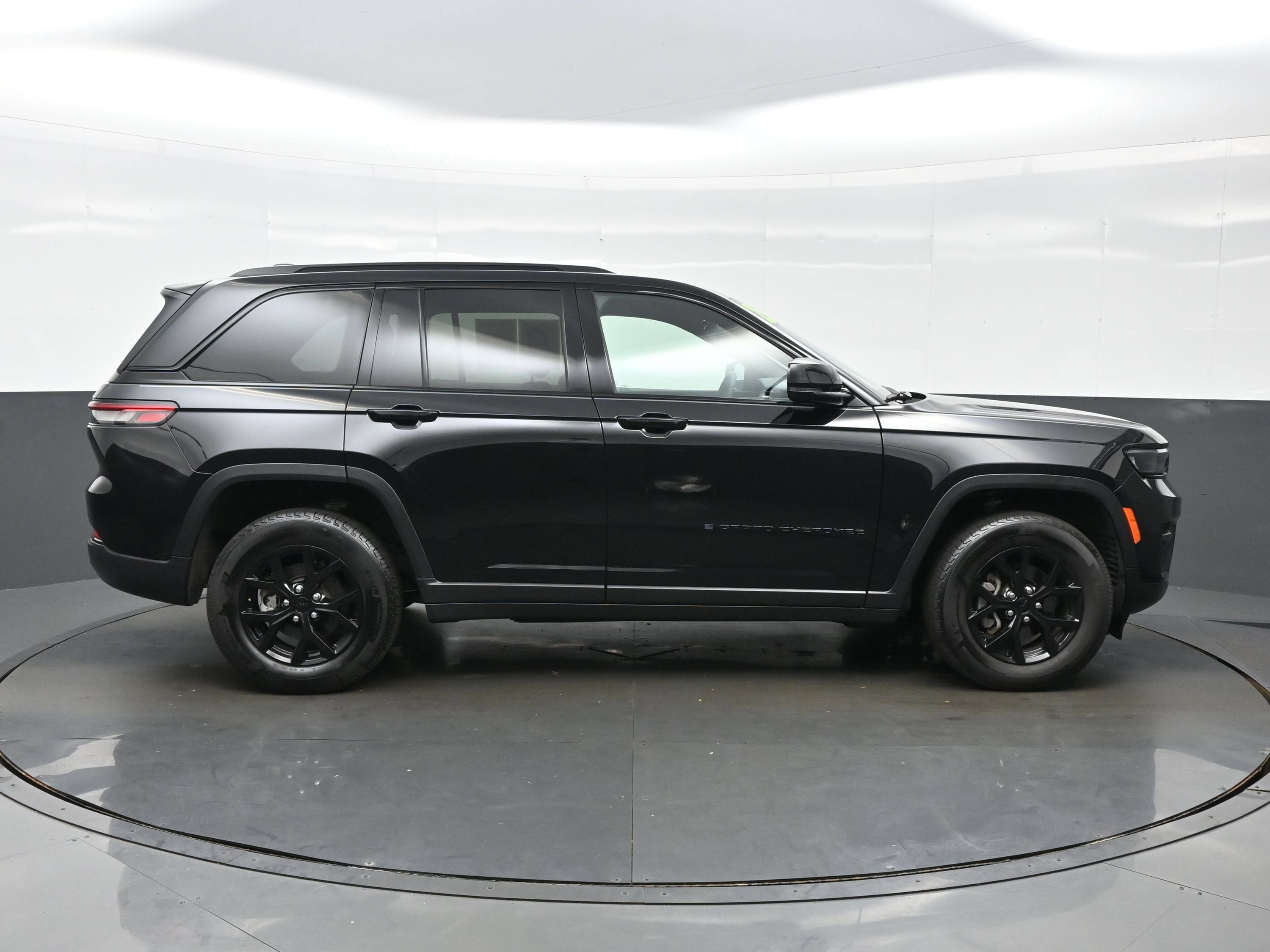Used 2025 Jeep Grand Cherokee Altitude AWD/4WD image 7