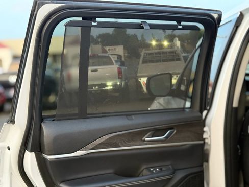 Used 2023 Jeep Grand Cherokee Limited w/ Luxury Tech Group II image 40