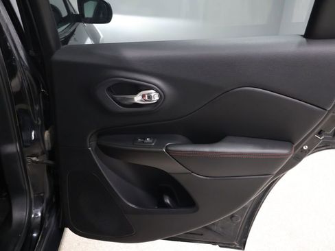 Used 2019 Jeep Cherokee Trailhawk w/ Cold Weather Group image 21