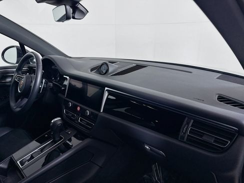 Certified 2024 Porsche Macan AWD/4WD image 29