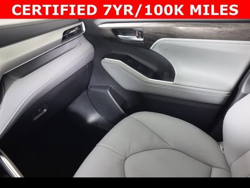 Used 2025 Toyota Highlander Platinum AWD/4WD image 17