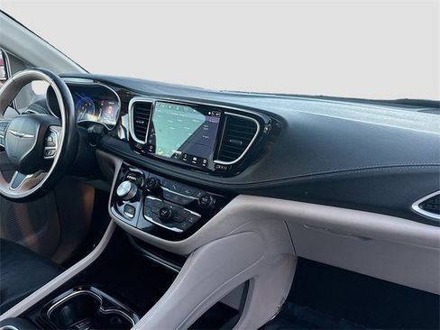 Used 2021 Chrysler Pacifica Limited image 33