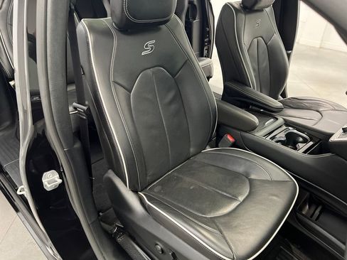 Used 2025 Chrysler Pacifica Limited image 31
