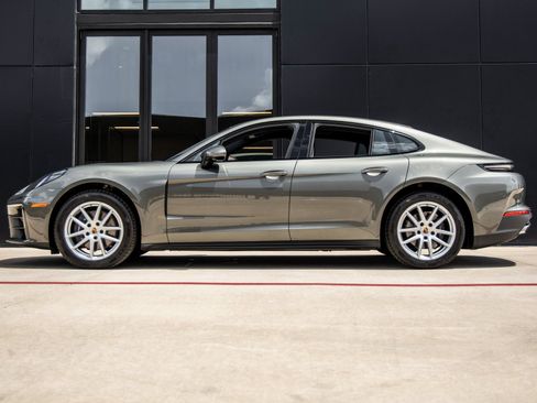 Certified 2025 Porsche Panamera image 2