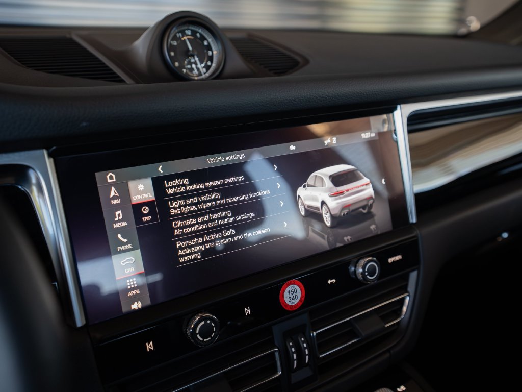Certified 2023 Porsche Macan AWD/4WD image 18
