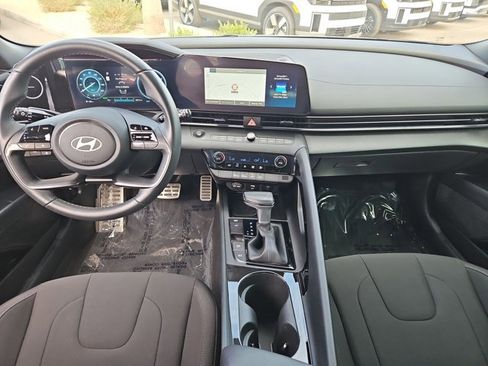 Certified 2025 Hyundai Elantra SEL image 18