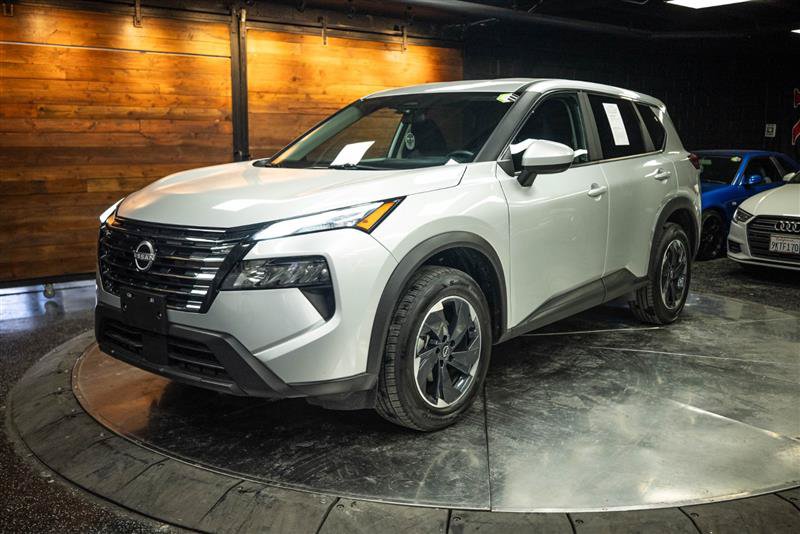 Used 2025 Nissan Rogue SV AWD/4WD image 2